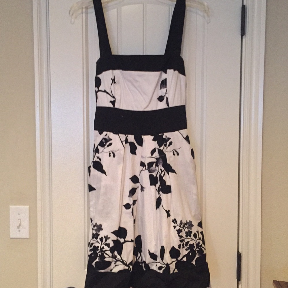 💥DONATE SOON💥JUNIORS sz 7 black & white dress.